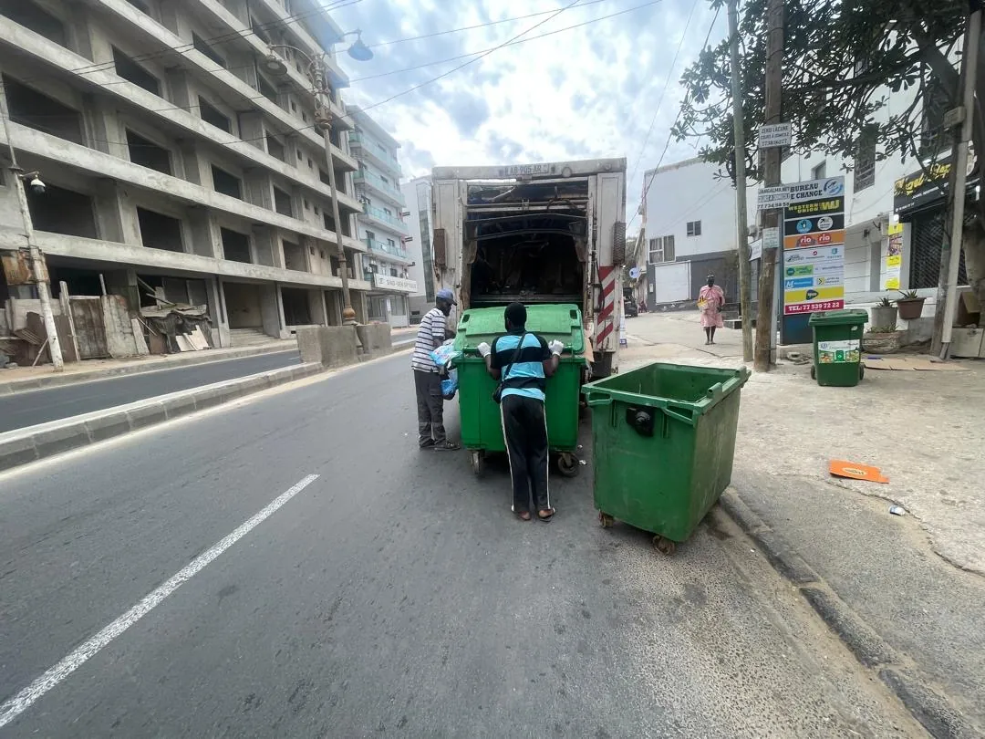 Collecte des conteneurs en rue