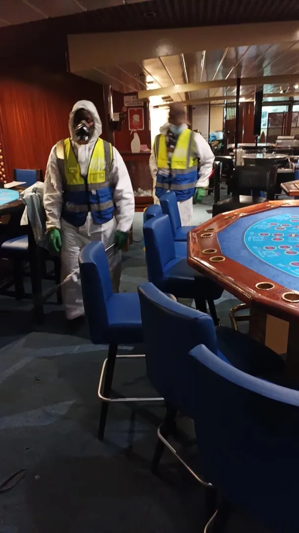Désinfection autour des tables